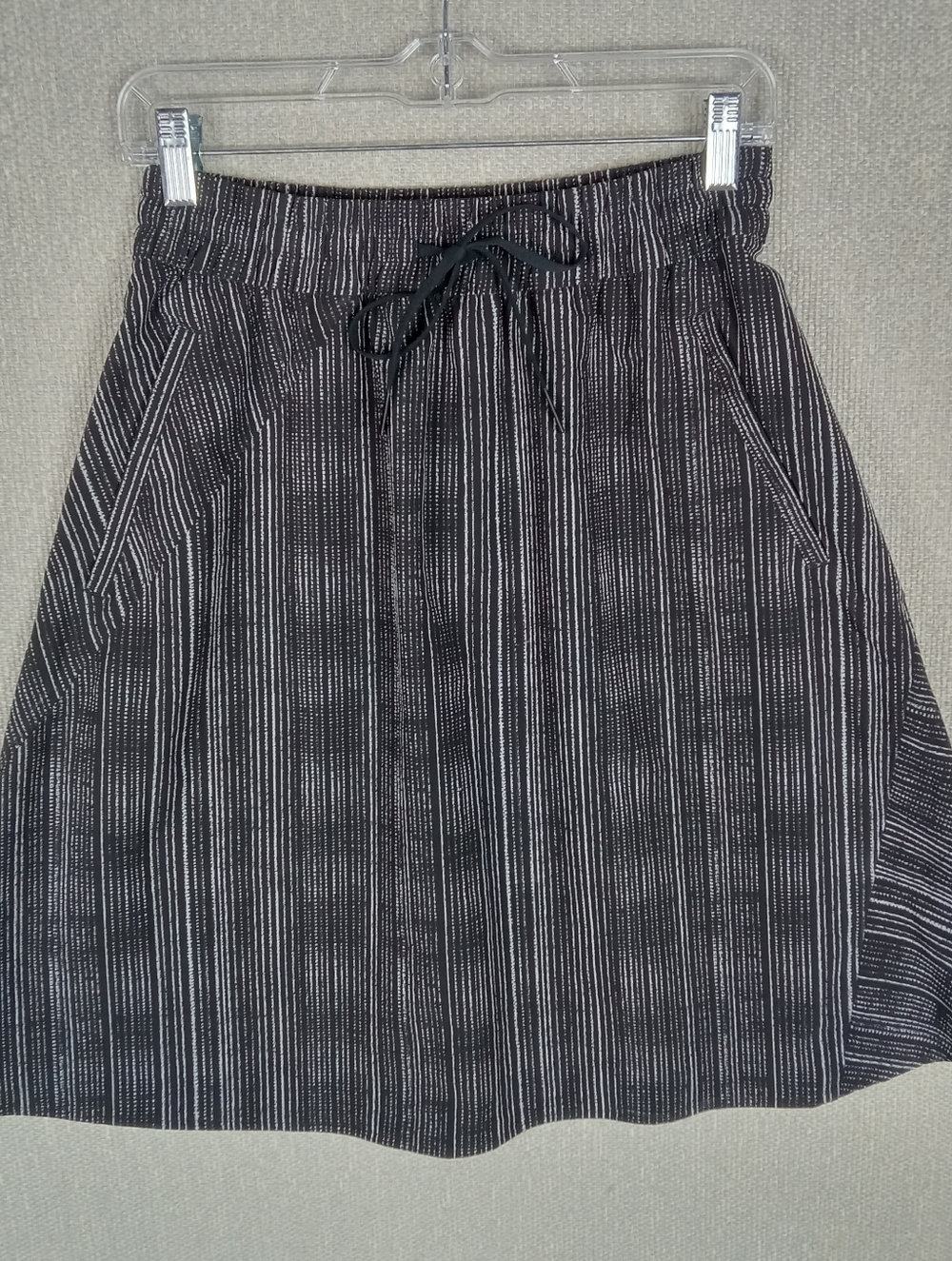 Athleta Arrival Skirt Womens 4 Amara Black Stripe Casual Comfort Office Pockets